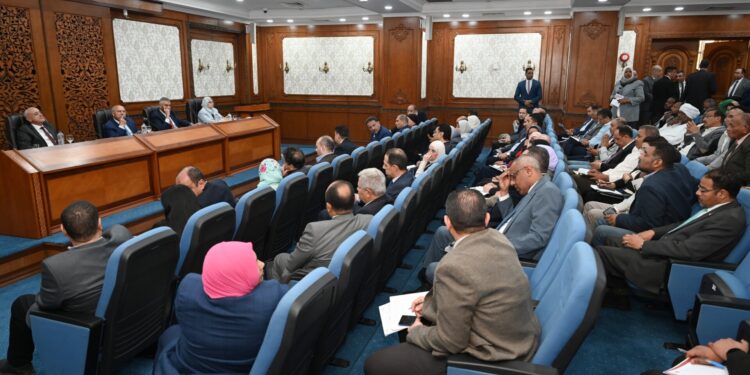 وزير الصناعة يبحث مع محافظى ومستثمري الأقصر و أسوان تحديات المناطق الصناعية بالمحافظتين وسبل حلها