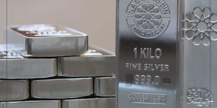 ارتفاع أسعار الذهب يعزز من الطلب على الفضة