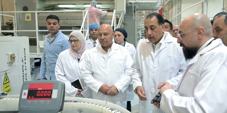 رئيس الوزراء ووزير الصناعة يتفقدان مصانع مجموعة المصرية السويسرية للمكرونة والطحن والمركزات