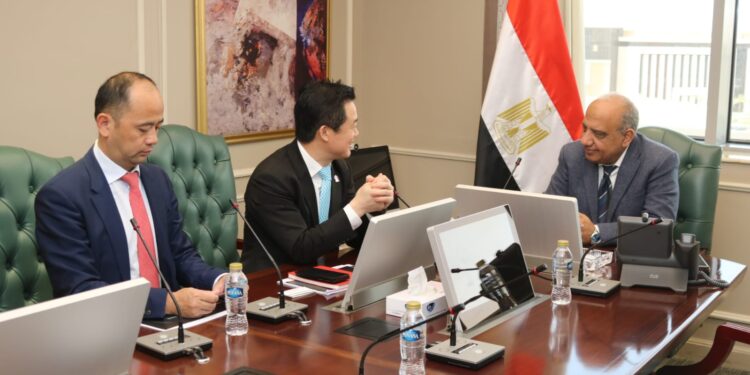 وزير الكهرباء يبحث مع شركة «هواوي الصينية» سبل دعم وتعزيز التعاون فى مجالات الطاقة المتجددة وانظمة التخزين الخاصة بها وتكنولوجيا الترشيد وخفض الفقد والتحول الرقمى