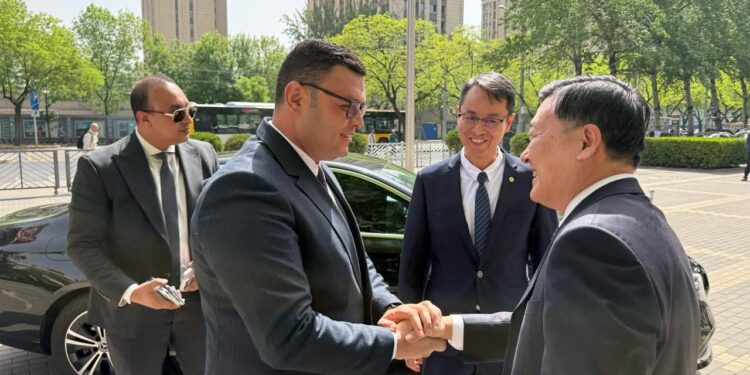 وزير الإسكان يلتقي نظيره الصيني في «بكين» لبحث سبل التعاون المستقبلي