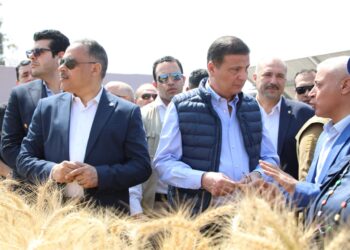 وزير الزراعة ومحافظ الشرقية و برنامج الأغذية العالمي يفتتحون موسم حصاد القمح بالمحافظة