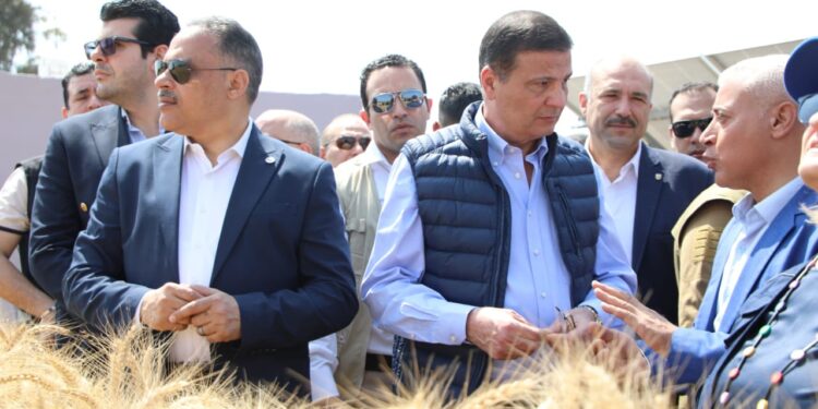 وزير الزراعة ومحافظ الشرقية و برنامج الأغذية العالمي يفتتحون موسم حصاد القمح بالمحافظة