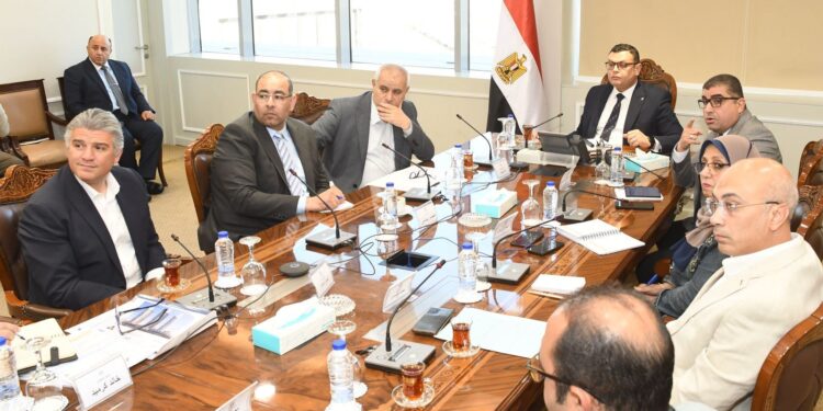 وزير الإسكان يلتقي مسئولى شركة «أبناء حسن علام» لمتابعة الموقف التنفيذي للمشروعات التى تتولى تنفيذها