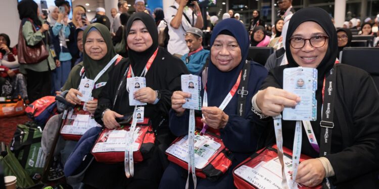 لأول مرة في موسم حج .. تسليم بطاقات «نسك» خارج السعودية والبداية لحجاج ماليزيا