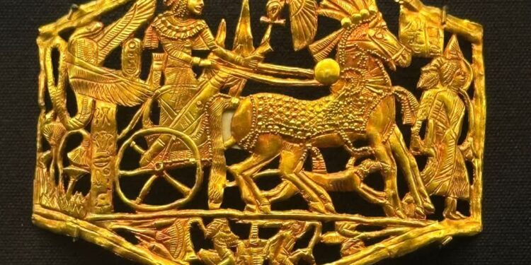 المتحف المصري الكبير يستقبل 163 قطعة من كنوز الملك الذهبي توت عنخ آمون