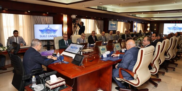 خلال اجتماعه مع ممثلي 25 جهة من الخطوط والتوكيلات الملاحية.. رئيس «هيئة قناة السويس» يبحث تأثير التطورات بمنطقة البحر الأحمر