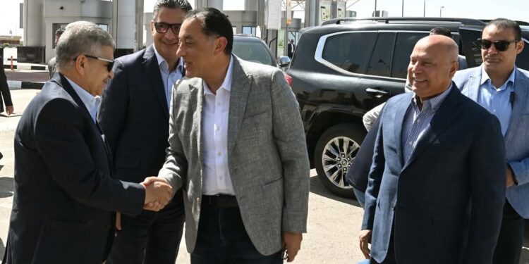 رئيس الوزراء يبدأ زيارة لتفقد وافتتاح عددٍ من مشروعات «المنطقة الاقتصادية لقناة السويس» شرق وغرب بورسعيد
