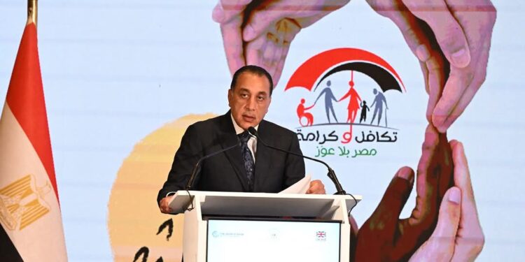 رئيس الوزراء: فخامة الرئيس أصرّ علي أن تكون الحماية الاجتماعية عمودًا فقريًا في بنية الدولة الجديدة وأن يكون «تكافل وكرامة» عنوانًا لهذه المرحلة