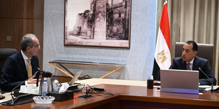 رئيس الوزراء يتابع مع وزير الاتصالات عددا من ملفات عمل الوزارة