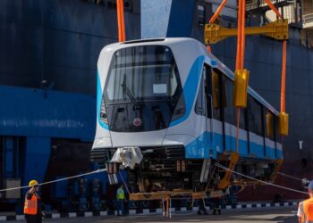  وزير الصناعة يعلن وصول أول قطار مكيف للخط الأول لمترو الأنفاق إلى ميناء الإسكندرية 