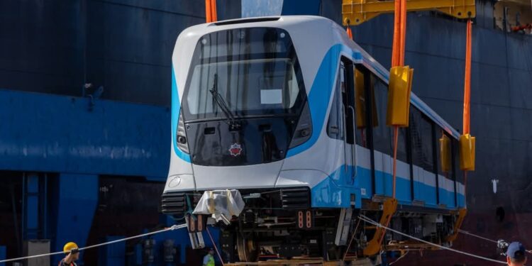  وزير الصناعة يعلن وصول أول قطار مكيف للخط الأول لمترو الأنفاق إلى ميناء الإسكندرية 