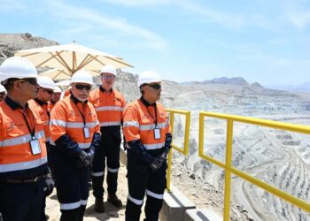 عقب اجتماعه مع مسئولي الشركة: رئيس الوزراء يتفقد أعمال المنجم المفتوح من أعلى قمة الجبل بـ «السكرى»