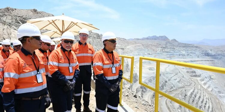 عقب اجتماعه مع مسئولي الشركة: رئيس الوزراء يتفقد أعمال المنجم المفتوح من أعلى قمة الجبل بـ «السكرى»