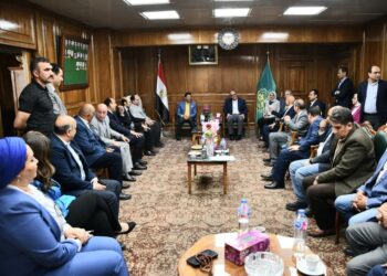 وزير الشباب والرياضة ومحافظ القليوبية يجتمعان مع نواب البرلمان لبحث تطوير القطاع الشبابي والرياضي بالمحافظة