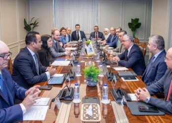  رئيس اقتصادية قناة السويس يجتمع بوفد رفيع المستوى من قيادات شركة AP Moller MAERSK العالمية لبحث تعزيز التعاون المشترك