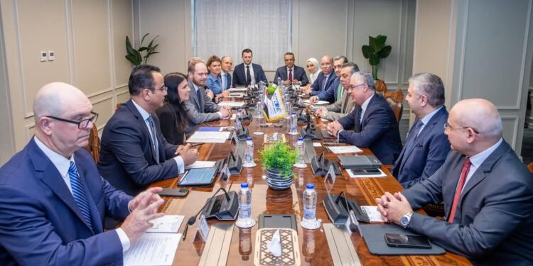  رئيس اقتصادية قناة السويس يجتمع بوفد رفيع المستوى من قيادات شركة AP Moller MAERSK العالمية لبحث تعزيز التعاون المشترك