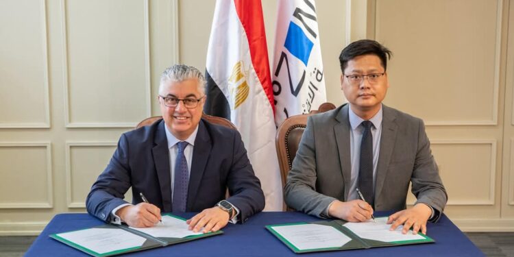 باستثمارات 15 مليون دولار أمريكي .. رئيس اقتصادية قناة السويس يوقع عقد مشروع شركة «جي إس جلوبال سورسينج» الصينية لصناعة الملابس الجاهزة بمنطقة القنطرة غرب الصناعية