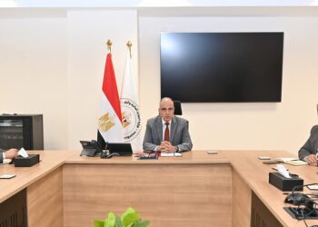  وزير الري يتابع موقف تسهيل إجراءات إصدار تراخيص المياه الجوفية 