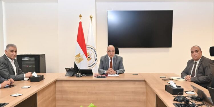  وزير الري يتابع موقف تسهيل إجراءات إصدار تراخيص المياه الجوفية 
