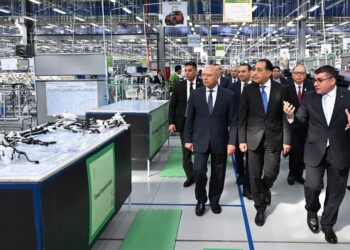 عقب افتتاحه .. «رئيس الوزراء» يقوم بجولة تفقدية بالمصنع الجديد لـ «سوميتومو العالمية» لإنتاج الضفائر الكهربائية للسيارات بالعاشر من رمضان