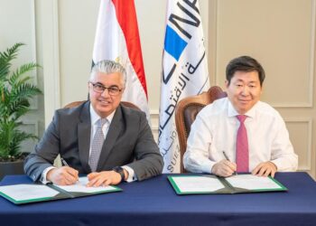 باستثمارات 17 مليون دولار أمريكي .. «رئيس اقتصادية قناة السويس» يوقع عقد مشروع مع شركة «هايتكس الصينية» لصناعة الأقمشة الزخرفية بمنطقة القنطرة غرب الصناعية