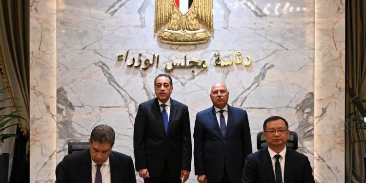 شهدها رئيس الوزراء اليوم .. توقيع اتفاقية لتجميع سيارة طرازات جيتور T1 و T2 محليًا باستثمارات 123 مليون دولار