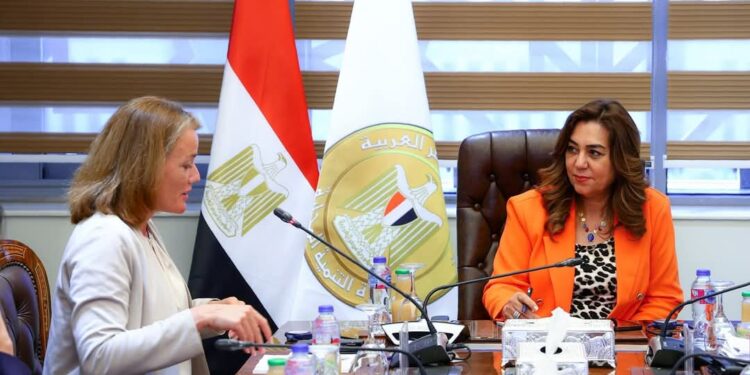 وزيرة التنمية المحلية تتابع مع وفد البنك الدولي الموقف التنفيذي لمشروعات تنمية الصعيد وإشراك القطاع الخاص بالمناطق الصناعية