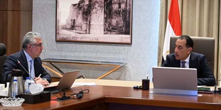 رئيس الوزراء يستعرض مع رئيس الهيئة العامة للمنطقة الاقتصادية لقناة السويس المشروعات التي تعاقدت عليها الهيئة مؤخرًا