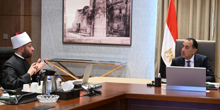 رئيس الوزراء يستعرض مع وزير الأوقاف عدداً من ملفات العمل