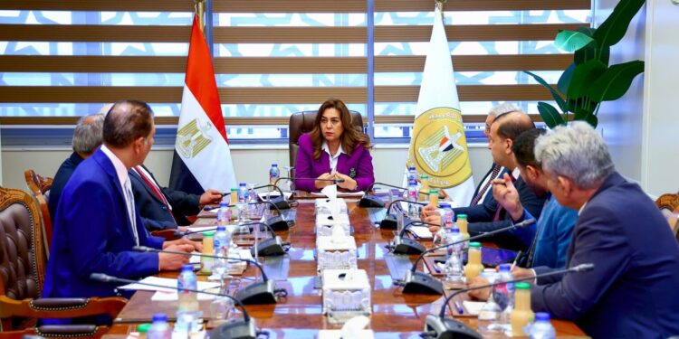 وزيرة التنمية المحلية تتابع مع عدد من قيادات الوزارة ملفات الأحوزة العمرانية والمخططات التفصيلية للمدن والقرى بالمحافظات