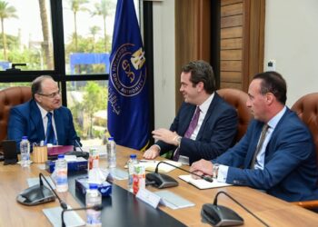 رئيس هيئة الدواء يلتقي وفد شركة «سانوفي» لبحث سبل تعزيز التعاون المشترك