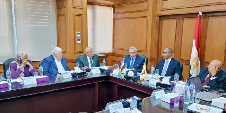 نائب وزير الإسكان يعقد اجتماعاً موسعاً مع اللجنة التنسيقية العليا لتحديث منظومة أكواد مياه الشرب والصرف الصحي