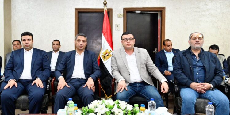 في مستهل جولته اليوم: وزير الإسكان يعقد اجتماعاً بمقر جهاز مدينة السويس الجديدة لمتابعة المشروعات التنموية بالمدينة