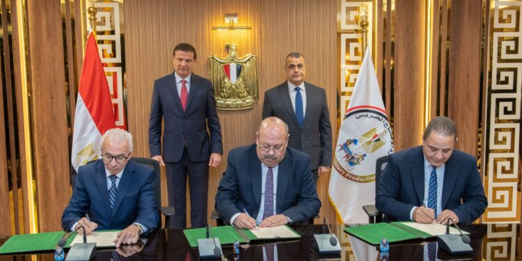 وزيرا «الزراعة» و «الإنتاج الحربى» يشهدان توقيع اتفاقية للاستفادة من المنتجات المدنية والمعدات الزراعية وتسويقها