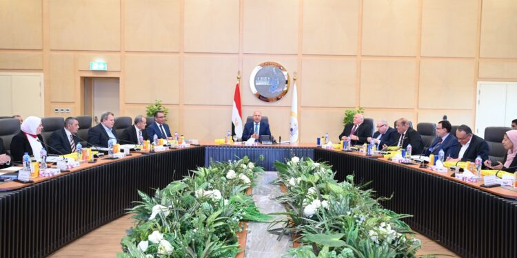 وزير الصناعة يترأس الجمعية العامة العادية لشركة «أم أو تي» للاستثمار والتنمية عن العام المالي 2024 الوزير