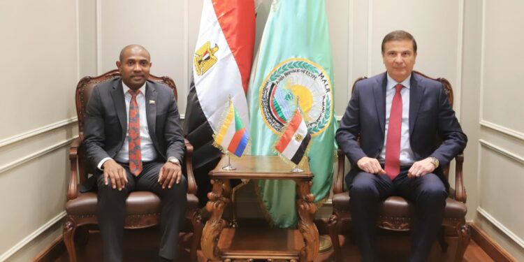 وزير الزراعة يبحث مع وزير الخارجية والتعاون الدولي بجمهورية جزر القمر سبل التعاون المشترك