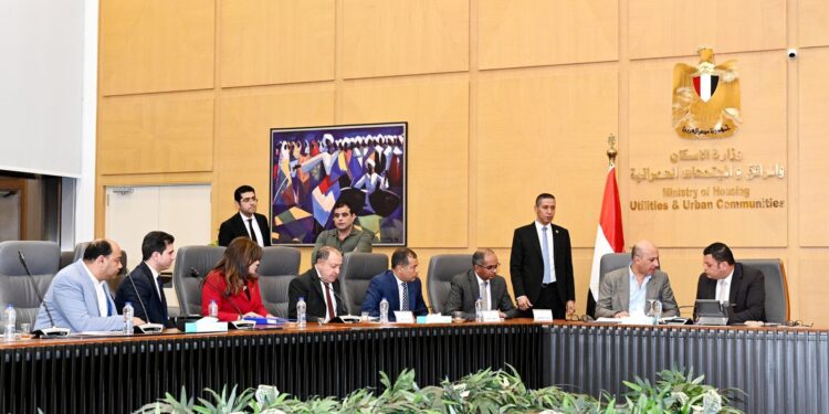 وزير الإسكان يعقد اجتماعه الدوري مع أعضاء البرلمان بمجلسيه النواب والشيوخ