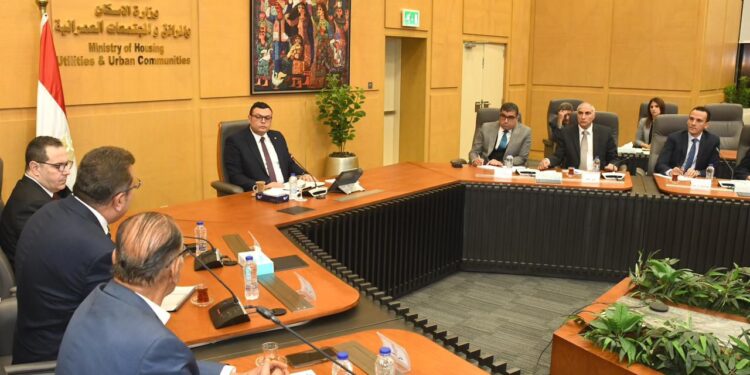 وزير الإسكان يلتقي مجلس إدارة غرفة صناعة التطوير العقارى باتحاد الصناعات المصرية