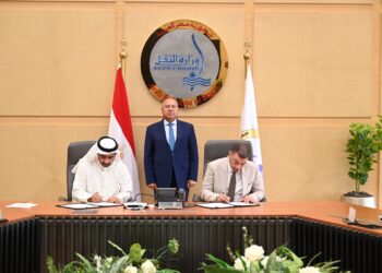 وزير الصناعة يشهد توقيع عقد ترخيص شركة «جرين فالي» لخدمات السيارات الكهربائية للعمل في مجال نقل الركاب