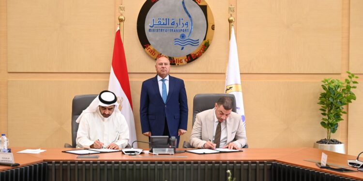 وزير الصناعة يشهد توقيع عقد ترخيص شركة «جرين فالي» لخدمات السيارات الكهربائية للعمل في مجال نقل الركاب