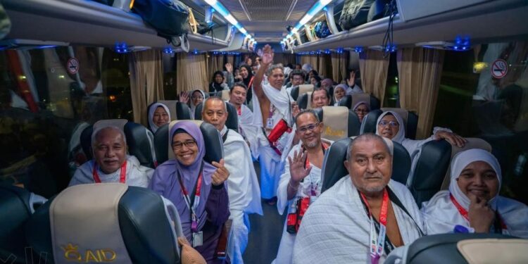 وسط احتفالية نظمتها الماسية لخدمات الحجاج .. بدء توافد طلائع الحجاج إلى مكة المكرمة والمدينة المنورة بوصول حجاج ماليزيا