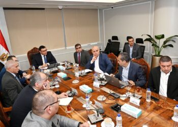وزير الإسكان يعقد اجتماعا مع مسئولي شركة «سيتي إيدج» لمتابعة موقف مبيعات عددٍ من المشروعات