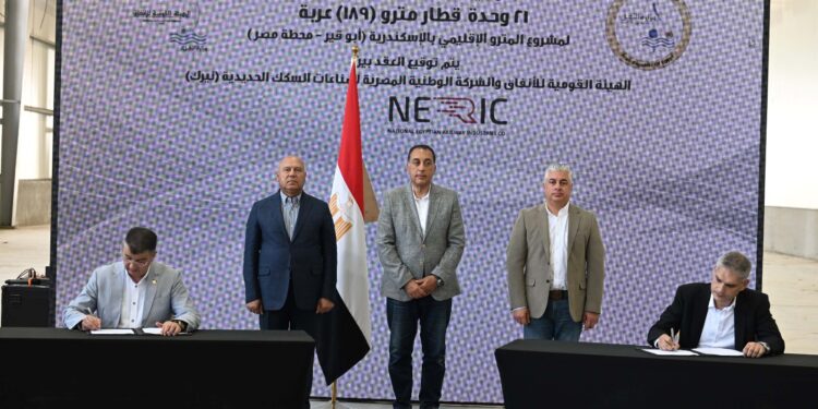 خلال زيارته اليوم لمصنع «نيرك» بشرق بورسعيد: رئيس الوزراء يشهد توقيع اتفاقية عقد توطين وتوريد عدد 21 وحدة قطار مترو بواقع 189 عربة لصالح مشروع مترو الإسكندرية