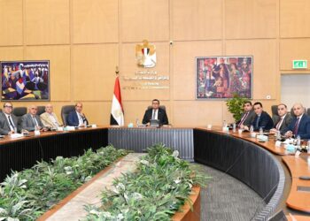 بحضور مسئولى الشركات المنفذة .. وزير الإسكان يعقد اجتماعاً لمتابعة مشروع تطوير موقع التجلي الأعظم بمدينة سانت كاترين بسيناء