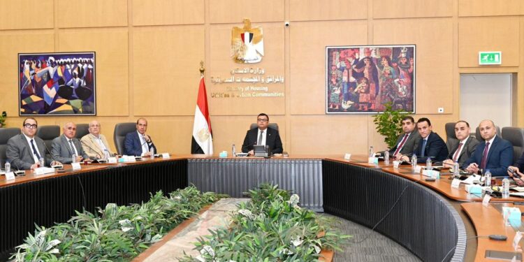 بحضور مسئولى الشركات المنفذة .. وزير الإسكان يعقد اجتماعاً لمتابعة مشروع تطوير موقع التجلي الأعظم بمدينة سانت كاترين بسيناء