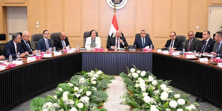 وزير الصناعة يترأس الاجتماع الثالث والعشرين للمجموعة الوزارية للتنمية الصناعية