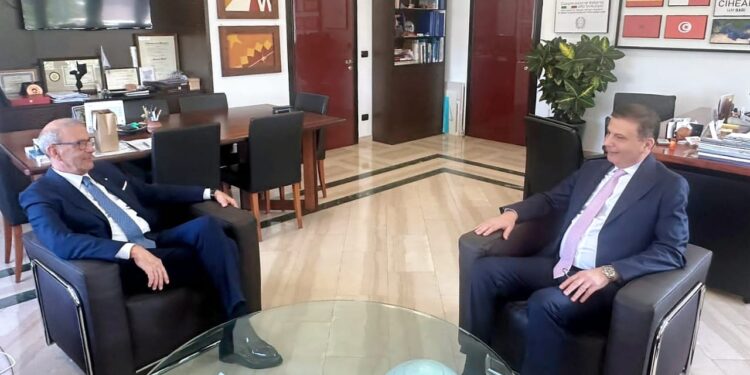 وزير الزراعة يبحث مع مدير معهد سيام باري في ايطاليا تعزيز التعاون في مجال البحث العلمي الزراعي