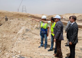 فى زيارة ميدانية مفاجئة .. وزير الكهرباء  يتفقد مستجدات تنفيذ أعمال برجى عبور قناة السويس ومسار خط الربط المصرى السعودى