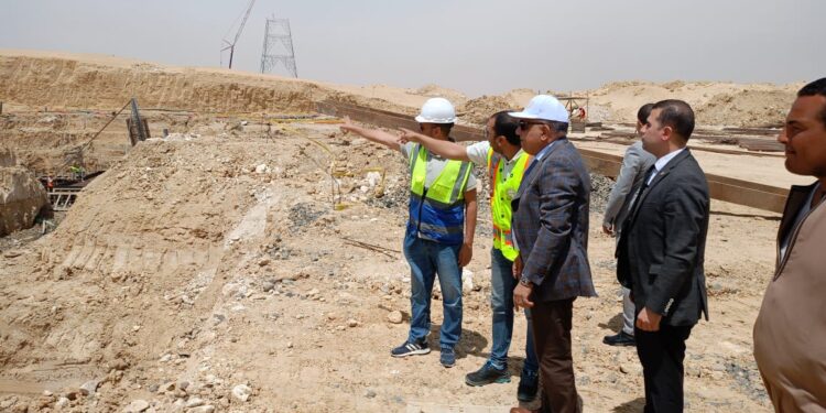 فى زيارة ميدانية مفاجئة .. وزير الكهرباء  يتفقد مستجدات تنفيذ أعمال برجى عبور قناة السويس ومسار خط الربط المصرى السعودى